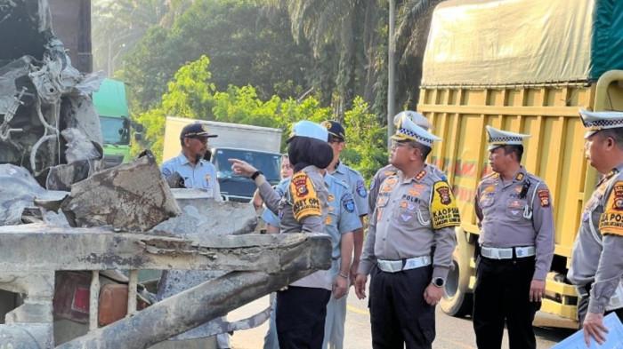 OLAH TKP: Ditlantas Polda Riau bersama Satlantas Polres Pelalawan melakukan olah TKP kecelakaan di jalan lintas timur Sumatra, Kabupaten Pelalawan, Riau, Senin (21/7/2025). Lima orang tewas dalam kecelakaan tersebut. (KOMPAS.COM/Dok. Ditlantas Polda Riau)