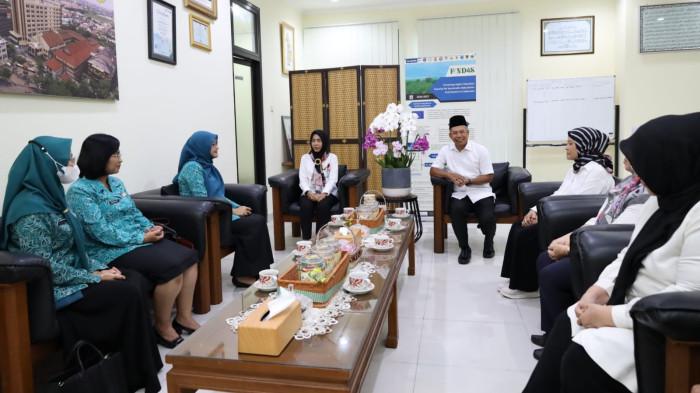 KERJA SAMA: Universitas Semarang (USM) bersama Tim Penggerak Pemberdayaan dan Kesejahteraan Keluarga (PKK) Provinsi Jawa Tengah resmi menjalin kerja sama untuk meningkatkan kesejahteraan keluarga. Kerja sama ditandai penandatanganan Nota Kesepahaman (MoU) pada Senin (21/7/2025), di Ruang Teleconference Lantai 8 USM. (Dok USM)