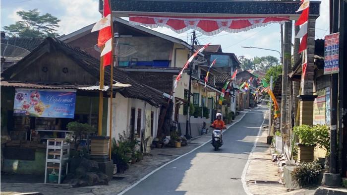 MASA KECIL SATRIA - Suasana gang rumah masa kecil Satria Arta Kumbara di Kupangdukun, Kelurahan Kupang, Kecamatan Ambarawa, Kabupaten Semarang, Rabu (23/7/2025) siang. Satria merupakan mantan prajurit Korps Marinir TNI AL yang kini menjadi sorotan nasional karena menjadi tentara bayaran di Rusia.