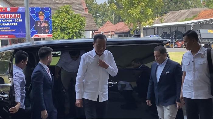 Jokowi Bawa Ijazah Asli SD-S1 UGM ke Polresta Solo