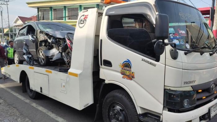 MOBIL Vs MOTOR - Dua orang pengendara sepeda motor dilarikan ke rumah sakit usai bertabrakan dengan mobil di Jalan Raya Takeran Desa Ngijo Kecamatan Karangploso Kabupaten Malang, Rabu (23/7/2025). (TRIBUN JATIM/ISTIMEWA)