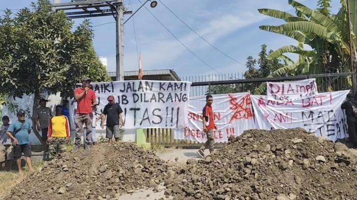 20250723_memblokade akses pabrik Surya Jaya Beton (SJB)_2