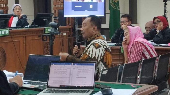 KASUS KORUPSI - Dua terdakwa kasus korupsi di lingkungan Pemkot Semarang, Alwin Basri dan Mbak Ita saat mengikuti persidangan di Pengadilan Tipikor Semarang,  Rabu (23/7/2025).