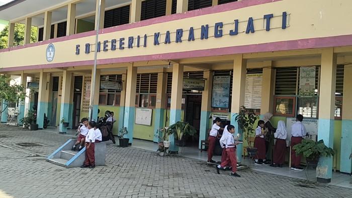 SEKOLAH DASAR - Suasana saat proses pembelajaran di ruang kelas 3 SDN 1 Karangjati Blora, Kamis (24/7/2025). Plafon ambrol, suara bising dari kelelawar mengganggu aktivitas belajar siswa.(Iqbal/Tribunjateng)