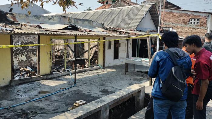 RUMAH TERBAKAR - Rumah bercat kuning berisikan 1 keluarga yang terbakar habis .