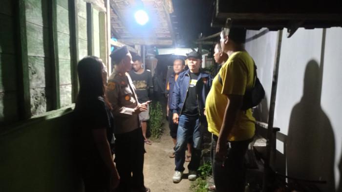 NENEK DI BLORA TEWAS - Jajaran kepolisian saat mendatangi rumah korban untuk mendalami kasus kematian nenek di Dukuh Kalisangku, Desa Gempolrejo, Kecamatan Tunjungan, Blora, Jumat (25/7/2025) malam.