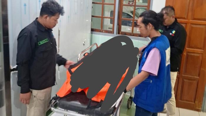 EVAKUASI KORBAN - Petugas mengevakuasi korban pria tertabrak kereta api di jalur rel seputaran jembatan Sungai Waridin Desa Kumpulrejo Kaliwungu, Kendal pada Sabtu (26/7/2025) dini hari. Korban meninggal di lokasi dan diduga mengalami depresi.