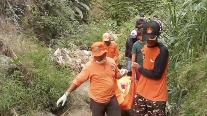 EVAKUASI JENAZAH - Proses evakuasi jenazah seorang pria yang ditemukan di Dukuh Guyangan, Desa Purwokerto, Kecamatan Kayen, Pati, Sabtu (26/7/2025). Jenazah pria tersebut ditemukan di dasar jurang sedalam 20 meter di jalan penghubung Beketel–Purwokerto.
