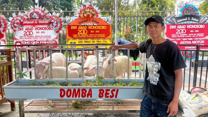 KONTES DOMBOS - Kandang portabel berbahan stainless buatan Turijan yang digunakan sebagai tempat tunggu Dombos sebelum naik kontes yang berlangsung pada Minggu (27/7/2025) di Alun-alun Wonosobo. Dalam Kontes Domba Wonosobo (Dombos) Piala Bupati 2025, ia membawa enam ekor Dombos untuk mengikuti kontes.