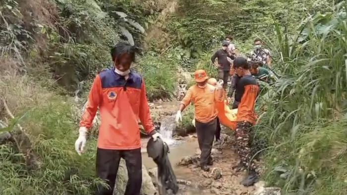 EVAKUASI JENAZAH - Proses evakuasi jenazah seorang pria yang ditemukan di Dukuh Guyangan, Desa Purwokerto, Kecamatan Kayen, Pati, Sabtu (26/7/2025). Jenazah pria tersebut ditemukan di dasar jurang sedalam 20 meter di jalan penghubung Beketel–Purwokerto.