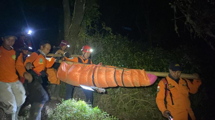 EVAKUASI PENDAKI - Tim SAR Gabungan saat sedang melakukan evakuasi seorang pendaki yang dilaporkan meninggal dunia setelah sakit di pos lima Gunung Slamet via Bambangan Purbalingga, Sabtu (26/7/2025) malam. Dok Tim SAR Cilacap