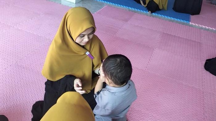 ANAK TERLANTAR - Suasana aktivitas balita bersama pengasuhnya di Rumah Anak Surga Semarang, Selasa (29/7/2025). Di panti tersebut, terdapat belasan balita terlantar yang sengaja dititipkan oleh orangtuanya dengan beragam faktor penyebabnya.
