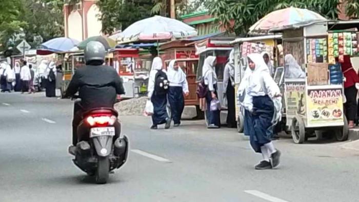 SERAGAM SEKOLAH - Ilustrasi siswa SMP di Kabupaten Brebes pulang sekolah, Selasa (29/7/2025). Beberapa orangtua siswa SMP mengeluh mahalnya bahan seragam sekolah. Untuk tiga paket bahan seragam harganya mencapai Rp1,2 juta.