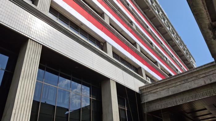 BENDERA RAKSASA - Bendera raksasa hiasi area Balaikota Semarang, Selasa (29/7/2025).