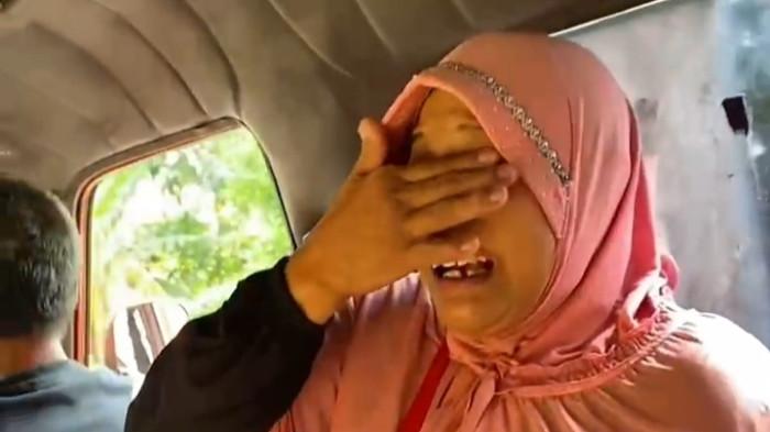 Emak-emak yang mengenakan kerudung merah muda menangis di dalam angkot jurusan Bumiayu-Tonjong setelah menjadi korban pencopetan, Senin (28/7/2025). 