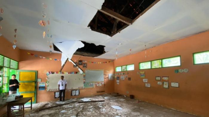 BERSERAKAN - Komponen plafon, kayu rangka atap berserakan seusai roboh di lantai ruang kelas 2 SDN Kawengen 02, Kawengen, Ungaran Timur, Kabupaten Semarang, Rabu (30/7/2025). Ruang kelas itu tidak bisa dipakai sehingga pihak sekolah menerapkan jam belajar siang. 
