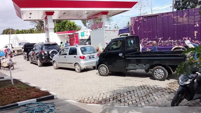 DAMPAK KRISIS BBM - Suasana antre BBM di SPBU Tegalsari Kecamatan Ambulu Jember, Jawa Timur, Selasa (29/7/2025) Driver Ojek online berhenti operasi akibat krisis BBM. 