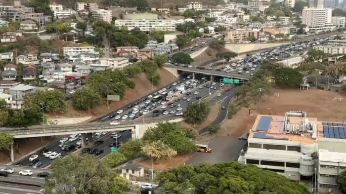 MACET PANJANG - Kemacetan panjang di Hawaii menyusul peringatan tsunami di kota yang dikelilingi Samudera Pasifik itu. /Video: Hawaii News