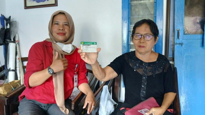 TUNJUKKAN KARTU- Peserta JKN, Maria Susanti (kanan) menunjukkan kartu JKN di rumahnya Desa Mejasem Barat, Kecamatan Kramat, Kabupaten Tegal, Senin (21/7/2025). Dia sedang menerima kunjungan kader JKN.
Tribun Jateng/ Fajar Bahruddin Achmad