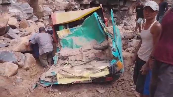 GALIAN C - Suasana Anggota Polsek Mayong melakukan olah TKP di lokasi galian C Desa Bungu, Kecamatan Mayong, Kabupaten Jepara.