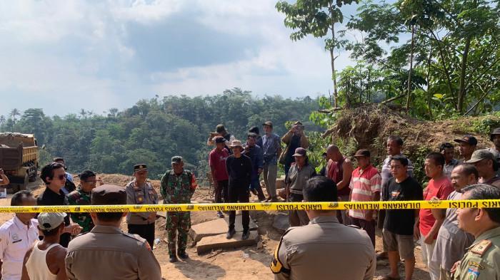 GALIAN C - Suasana Anggota Polsek Mayong melakukan olah TKP di lokasi galian C Desa Bungu, Kecamatan Mayong, Kabupaten Jepara.