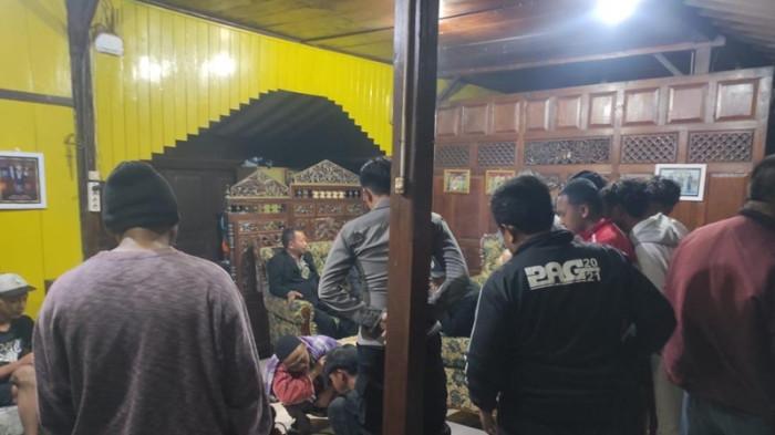 DIAMANKAN POLISI - Suasana penangkapan pelaku pencurian motor di Bandungan, Kabupaten Semarang, Rabu (30/7/2025) malam. Pelaku yang masih di bawah umur kini diamankan Polres Semarang. (Dok Polres Semarang/istimewa)