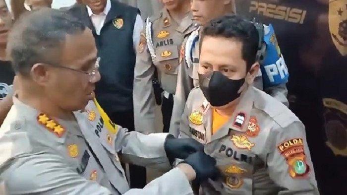 Seorang pria berumur 40 tahun bernama Lukman (pakai masker hitam), ditangkap karena menjadi polisi gadungan berpangkat Aiptu oleh Polres Metro Jakarta Timur saat ditampilkan, Senin (20/5/2024