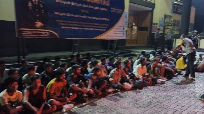 Petugas kepolisian saat mengamankan 59 orang warga Rohingya, di Pekanbaru, Riau, Selasa (5/3/2024).(KOMPAS.com/Dok. Polresta Pekanbaru)