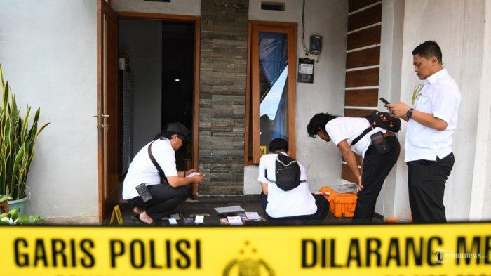 Petugas INAFIS Satreskrim Polres Malang melakukan olah tempat kejadian perkara (TKP) satu keluarga diduga bunuh diri di Dusun Boro Bugis, Desa Saptorenggo, Kecamatan Pakis Kabupaten Malang, Jawa Timur, Selasa (12/12/2023).