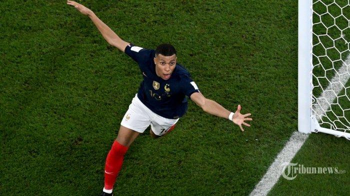 Penyerang Timnas Prancis, #10 Kylian Mbappe melakukan selebrasi usai mencetak gol kedua timnya dalam laga sepak bola Grup D Piala Dunia 2022 Qatar antara Prancis melawan Denmark di Stadion 974, di Doha, Qatar, Sabtu (26/11/2022) waktu setempat. Didier Deschamps memuji Kylian Mbappe saat Timnas Prancis mengalahkan Polandia dan melaju ke perempat final Piala Dunia 2022.