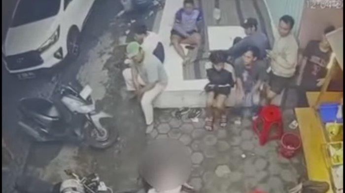 AKSI ASAL BACOK - Rekaman CCTV yang merekam aksi pembacokan di warung angkringan Jalan Malangsari Raya, Tlogosari, Kecamatan Pedurungan, pada Sabtu (12/4/2025) lalu.