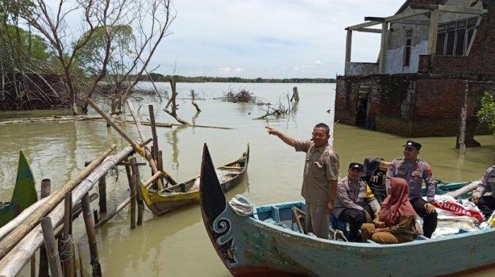 ALASAN BERTAHAN - Perempuan Timbulsloko, Sayung, Kabupaten Demak  Mukaromah (62) hendak berangkat melaut untuk memasang perangkap ikan. Dia mengungkap enggan berlama-lama tinggal di rumah relokasi karena di tempat tersebut kehilangan mata pencaharian, Kabupaten Demak, Selasa (18/2/2025).
