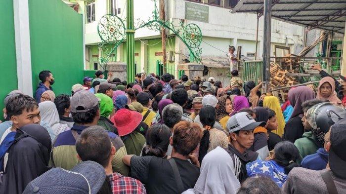 ANTREAN - Para warga yang mengantre dibelakang Masjid Agung Kauman Semarang lantaran mengira akan ada pembagian daging kurban pada tahun ini.