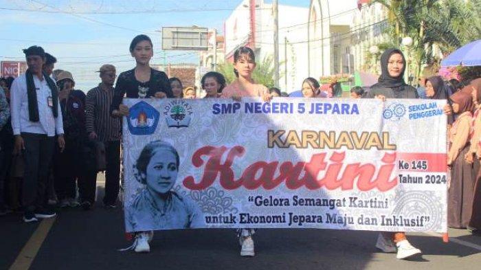 ANTUSIAS MASYARAKAT - Suasana masyarakat menyambut antusias pemecaham rekor muri oleh Pemkab Jepara.