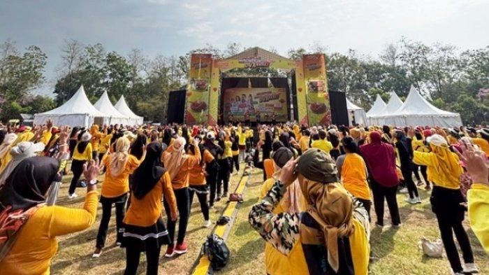 ANTUSIAS - Para pengunjung tampak antusias mengikuti senam aerobik dan zumba dalam acara Panggung Menduaduak Duaebak Sarimi Isi 2 di Lapangan Olah Raga Drh Soepardi, Mungkid, Kabupaten Magelang pada Minggu (3/11/2024).