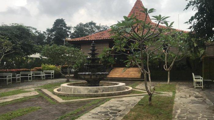 
ASTANA HINGGIL - Suasana tempat wisata alam di Astanah Hinggil yang berada Desa Somosari, Kecamatan Batealit, Kabupaten Jepara. Menjadi Satu di antara destinasi wisata saat di Kabupaten Jepara ingin mencari suasana sejuk.
