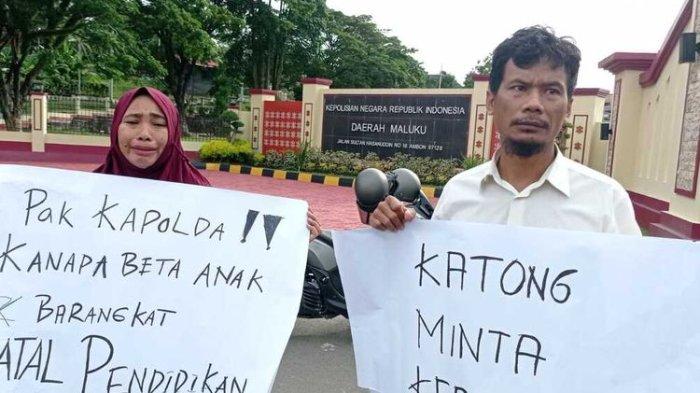 Abdul Majid dan Halima berdemo di depan Markas Polda Maluku, Tantui, Kamis sore (8/2/2024) lantaran protes dan kecewa anaknya dijadikan tersangka dua hari sebelum berangkat mengikuti pendidikan di Pusdik Brimob Polri di Watukosek, Jawa Timur. Rencananya anak Majid dan Halima akan ke Surabaya pada Sabitu (10/2/2024).