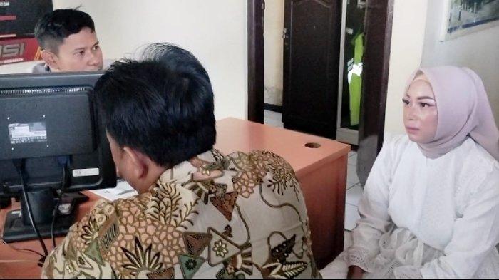 Abdul Rokhim (Saudara Sepupu Mempelai Putri) bersama Dwi Octavianti (Korban) saat melaporkan ke Polsek Bae Kabupaten Kudus