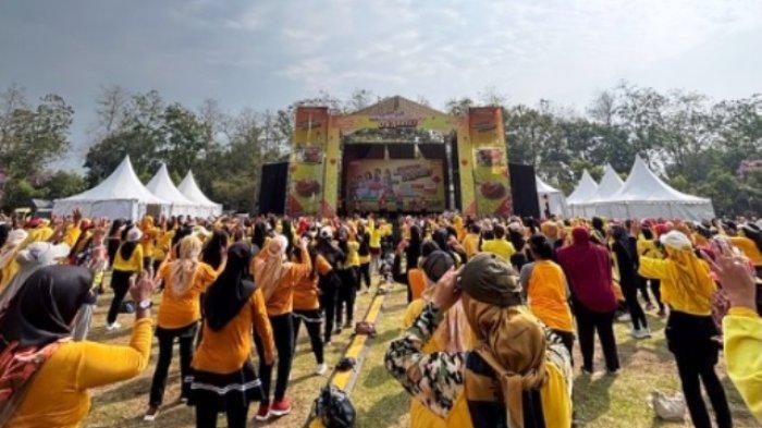 Acara Panggung Menduaduak Duaebak Sarimi Isi 2 di Lapangan Olah Raga Drh Soepardi, Mungkid, Kabupaten Magelang berlangsung meriah pada Minggu (3/11/2024). 