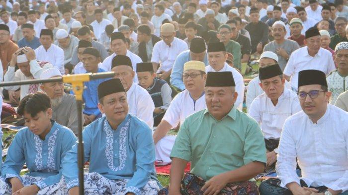 Wali Kota Pekalongan Achmad Afzan Arslan Djunaid, bersama Wali Kota Pekalongan Salahudin melaksanakan salat Idul Fitri di Lapangan Mataram.