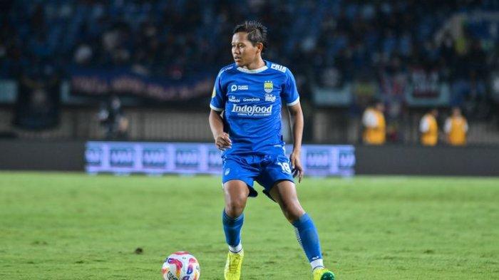 Rekrutan baru Persib Bandung Adam Alis tampil menjadi starting untuk pertama kalinya di tangan pelatih Bojan Hodak saat menjamu Arema FC dalam laga pekan ketiga Liga 1 2024-2025.