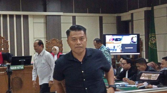 SETORAN KE APARAT - Ade Bhakti (baju hitam) saat memberikan keterangan di Pengadilan Tipikor Semarang, Rabu (4/6/2025). Ade menyebut telah memberikan uang ratusan juta ke Polrestabes Semarang dan Kejari Semarang.