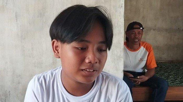 Adit dan Priyanto, bapaknya di rumah Dusun Kuningan, Desa Tiru Kidul, Kecamatan Gurah Kabupaten, Kediri Jawa Timur, Selasa (14/5//2024). Karena kondisi kedua orangtuanya yang sakit stroke, Adit yang selama ini membantunya.