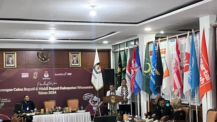 Afif Nurhidayat-Amir Husein saat mendaftar sebagai pasangan calon Bupati dan Wakil Bupati Wonosobo di kantor KPU Kabupaten Wonosobo, Rabu (28/8/2024).