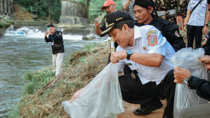 Bupati Wonosobo Afif Nurhidayat hadiri acara peringatan Hari Lingkungan Hidup di Krasak, Kecamatan Selomerto, Rabu (5/6/2024).