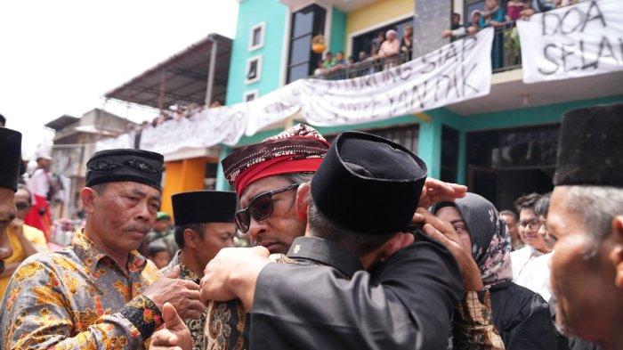 Suasana haru menyelimuti Desa Campurejo Kecamatan Tretep Kabupaten Temanggung, Rabu (25/9). Ribuan warga tak kuasa menahan air mata saat melepas kepergian kepala desa tercinta mereka, Agus Setyawan.