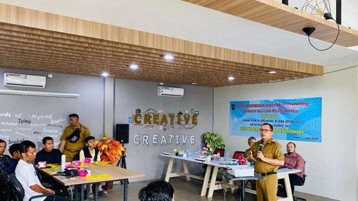 Penjabat (Pj) Bupati Tegal Agustyarsyah, saat memberi sambutan sekaligus membuka kegiatan pengembangan usaha mikro dengan orientasi peningkatan skala usaha menjadi usaha kecil, mengusung tema Cakap Publik Speaking di Era Revolusi Artificial Intelligence (AI). Berlokasi di Trasa CoWorking Space, Senin (10/6/2024).