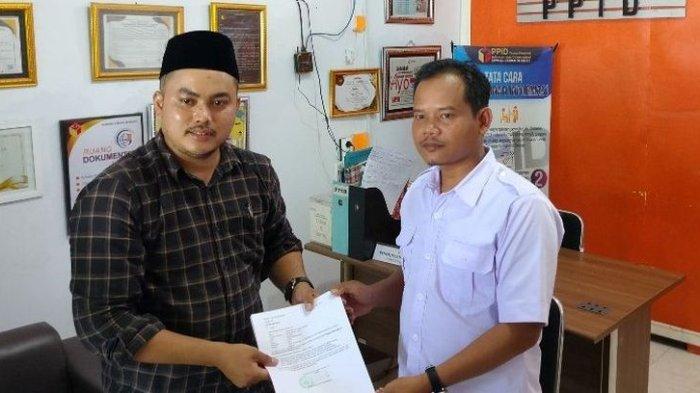 Ahmad Soleh SH MH kuasa hukum dari DPC PKB Brebes mengadukan adanya dugaan pelanggaran Pemilu ke Anggota Bawaslu Brebes Koordinator Divisi Hukum dan Penyelesaian Sengketa, Karnodo, Rabu (6/3/2024).