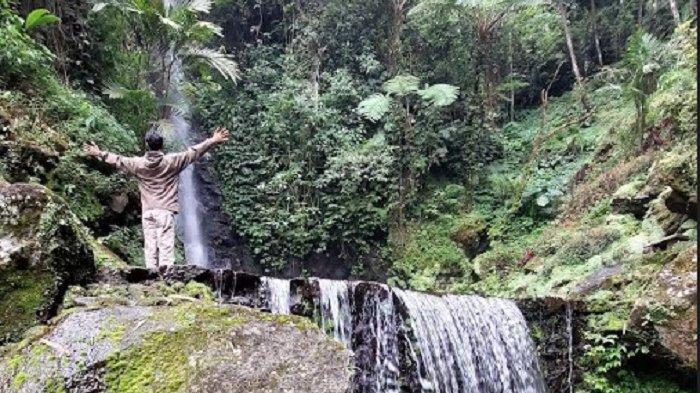 WISATA KARANGANYAR - Pengunjung berada di kawasan Air Terjun Parang Ijo Desa Girimulyo Kecamatan Ngargoyoso Kabupaten Karanganyar, Sabtu (17/6/2023) siang.