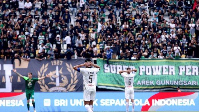 Pemain Persija Jakarta Rizky Ridho kecewa saat laga ke-11 BRI Liga 1 2024-2025 yang berakhir dengan kemenangan Persebaya Surabaya skor 2-1 di Stadion Gelora Bung Tomo Surabaya, Jumat (22/11/2024) sore.